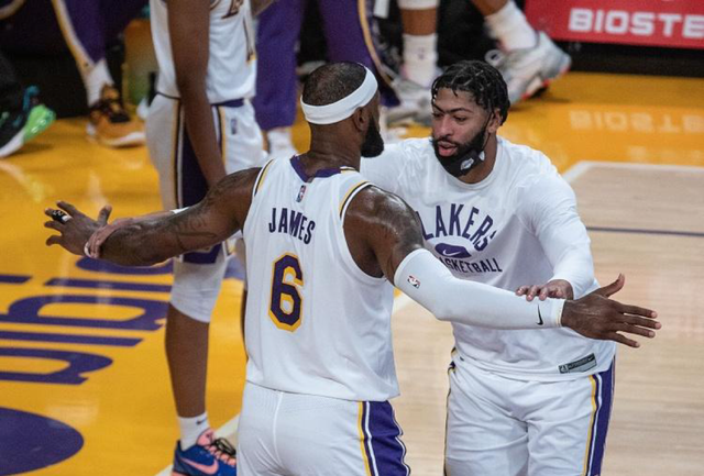 一位笑眼弯 一位笑眼弯